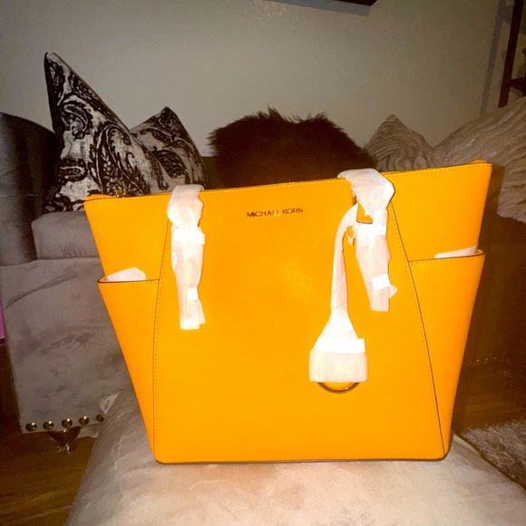 Handbags - Michael Kors Charlotte Large Saffiano Leather Top-Zip Tote Bag